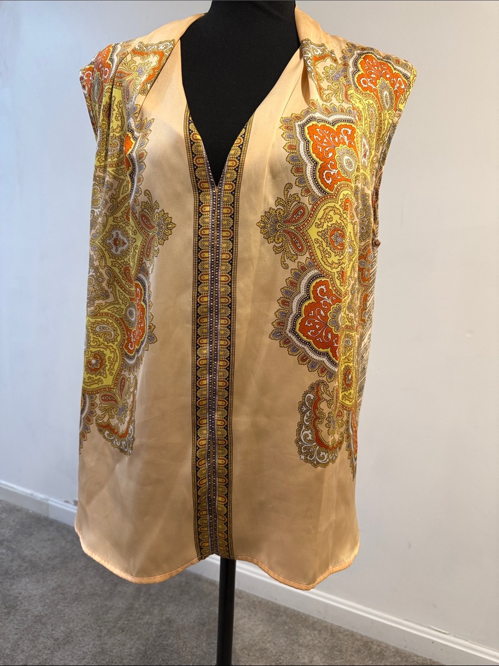 Sleeveless Paisley V-Neck Camisole in Peach and Orange